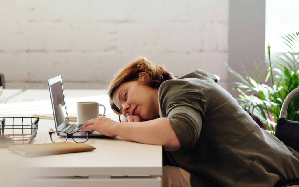 Όσοι άνω των 45 ετών που πέφτουν για ύπνο διαφορετική ώρα τα βράδια και επίσης κοιμούνται ακανόνιστο αριθμό ωρών, αντιμετωπίζουν αυξημένο κίνδυνο αθηροσκλήρωσης
