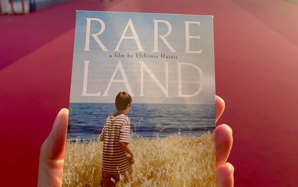 Η ταινία «Rare Land» του Ευθύμη Χατζή, η παραγωγή της οποίας επιχορηγήθηκε από την Chiesi Global Rare Diseases, επελέγη στο Short Film Corner (SFC)/Rendez Vous Industry του Φεστιβάλ των Καννών, ένα φόρουμ αφιερωμένο στους επαγγελματίες των ταινιών μικρού μήκους