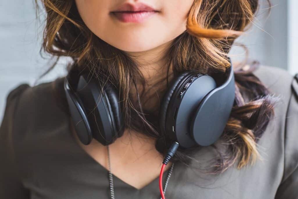 Μάθετε σε τι ένταση πρέπει να χρησιμοποιείτε τα ακουστικά για να προστατεύσετε την ακοή σας, καθώς σύμφωνα με τους ειδικούς, οι ήχοι που ξεπερνούν τα 70dB (ντεσιμπέλ), όπως ο ήχος του πλυντηρίου πιάτων ή όσα ακούμε όταν κινούμαστε με το αυτοκίνητο, για παρατεταμένο χρονικό διάστημα μπορεί να σας βλάψουν