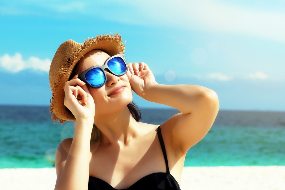 Αν και οι περισσότεροι από εμάς γνωρίζουμε ότι πρέπει να προστατεύουμε το δέρμα μας από τον ήλιο, ξεχνάμε ότι εξίσου σημαντική είναι και η προστασία των ματιών από την υπεριώδη ακτινοβολία, ειδικά τώρα το καλοκαίρι.