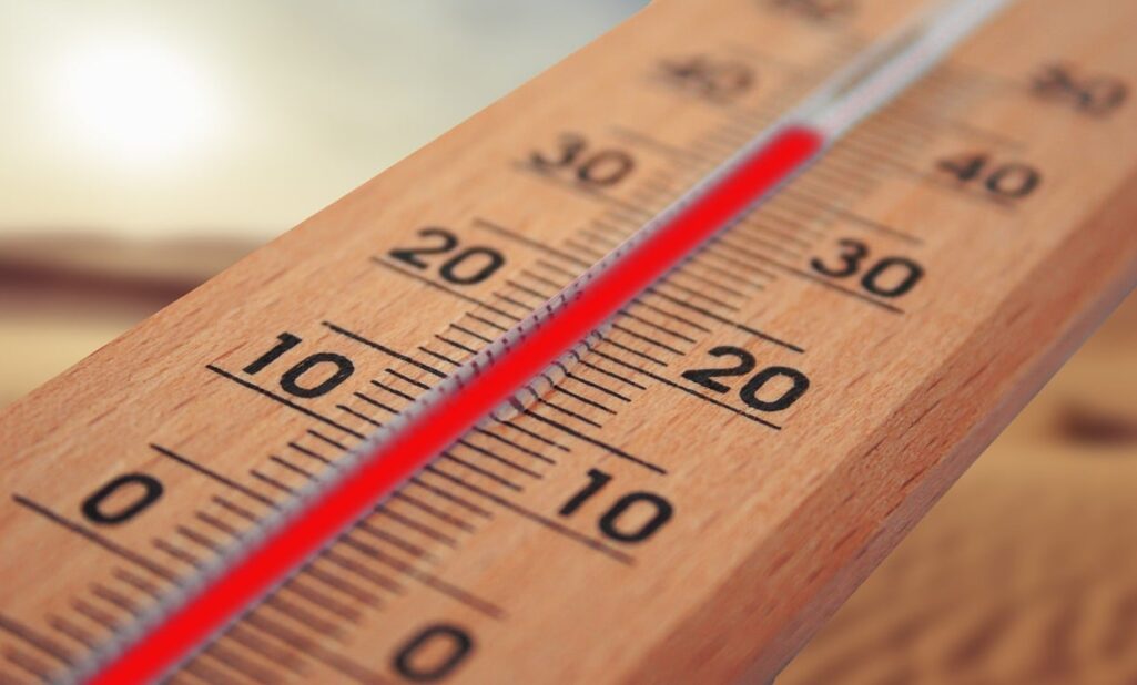 Πώς αντιδρά το σώμα μας στις ακραίες θερμοκρασίες εν όψει το πολύ ζεστών ημερών αλλά και πώς θα προστατευτούμε, εξηγεί ειδικός