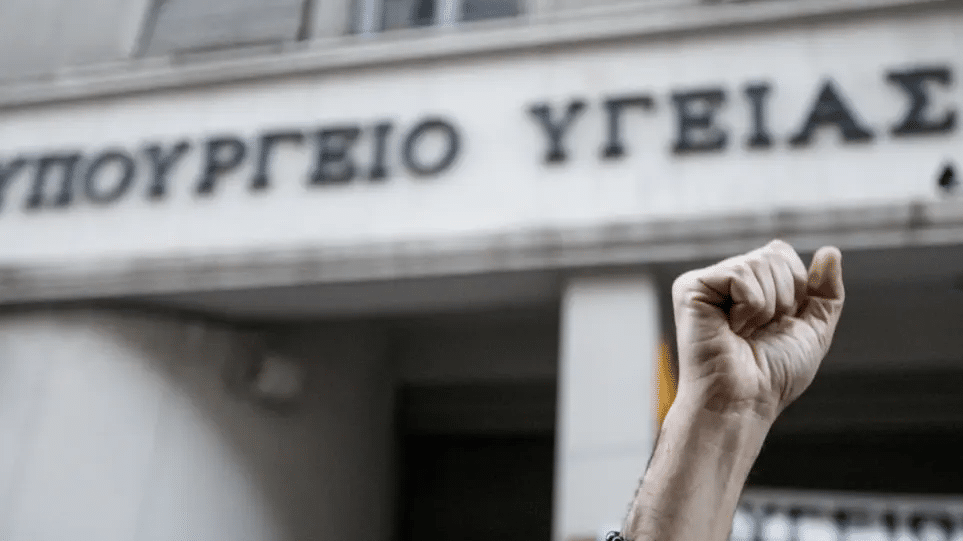 Ομαδικά «πυρά» δέχεται η κυβέρνηση, μετά την αυτοκτονία του 72χρονου καρκινοπαθούς στο Ηράκλειο, καθώς γιατροί και κόμματα της αντιπολίτευσης συνδέουν το τραγικό τέλος ενός ανθρώπου