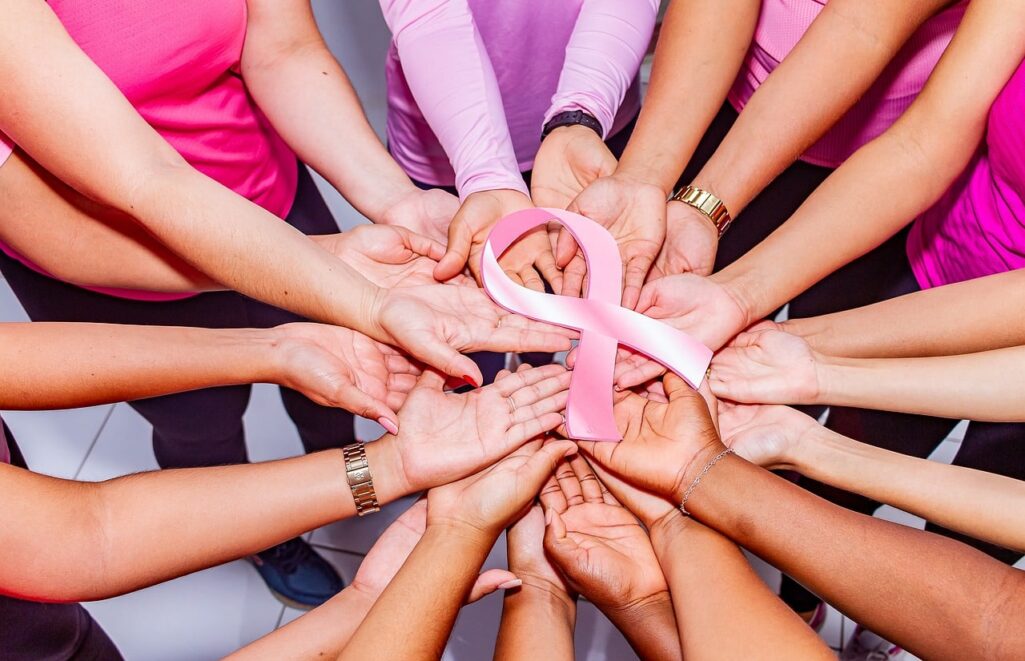 Νέα δημοσκόπηση σε περισσότερα από 1.000 άτομα, αποκαλύπτει ότι ενώ το 93% των συμμετεχόντων αναγνώρισε έναν όγκο (εξόγκωμα) ως πιθανή ένδειξη καρκίνου του μαστού