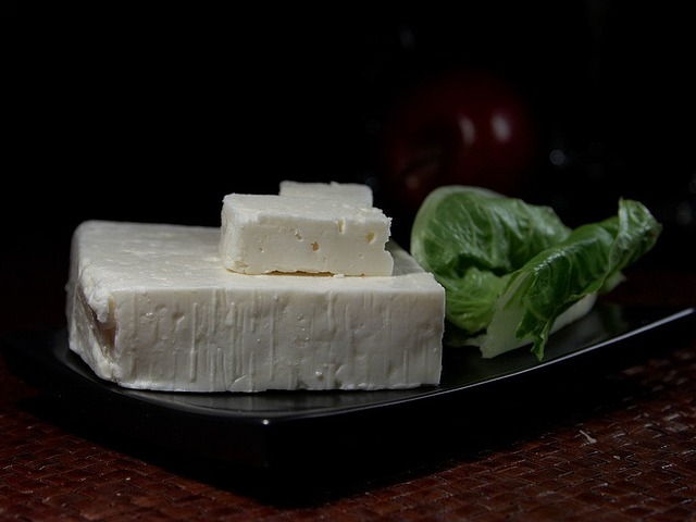 Η φέτα, το ελληνικό τυρί που δεν λείπει από σχεδόν κανένα σπίτι, δεν είναι μόνο νόστιμη είναι, επίσης, ευεργετική για την υγεία στις σωστές μερίδες