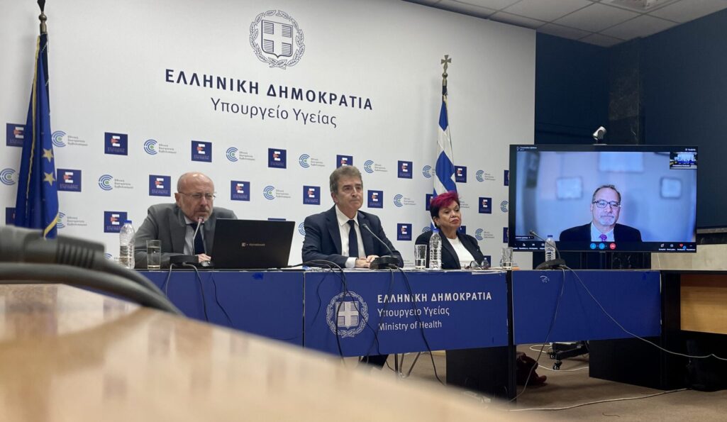 Τους επτά κύριους άξονες του νέου σχεδίου δράσης για την άνοια και τη νόσο Αλτσχάιμερ, ο Υπουργός Υγείας, Μιχάλης Χρυσοχοΐδης και ο Υφυπουργός Υγείας Δημήτρης Βαρτζόπουλος,