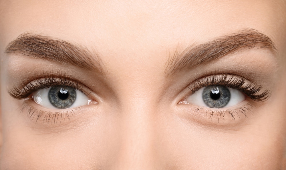 Καθώς μεγαλώνουμε τα βλέφαρα και γενικά η περιοχή γύρω από τα μάτια παρουσιάζουν χαλάρωση του δέρματος και αύξηση του λίπους, προκαλώντας βλεφαρόπτωση, το φαινόμενο της «σακούλας» ή τους γνωστούς μαύρους κύκλους.