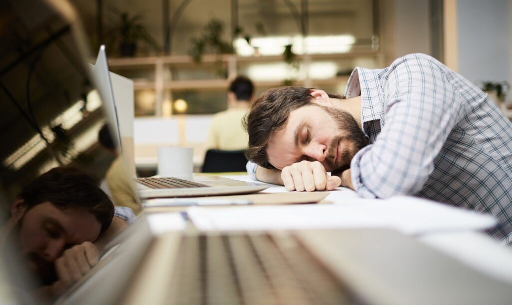 Ο ύπνος στη δουλειά για κάποιους μπορεί να ακούγεται ως συνώνυμο της τεμπελιάς ή της αποφυγής της εργασίας και σίγουρα κάποιος εργαζόμενος ακόμα και σε χώρες που ένας σύντομος υπνάκος θεωρείται πλέον θεσμός, μπορεί να τον στιγματίσει, ωστόσο μία τέτοια σκέψη έρχεται σε αντίθεση με σύγχρονες μελέτες.