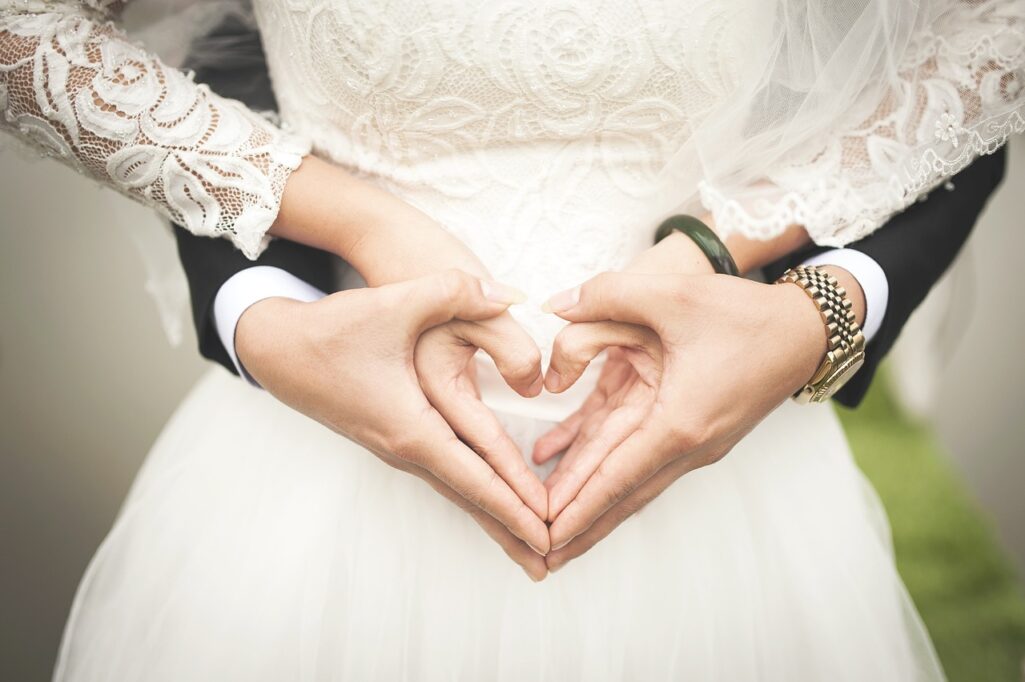 Τα παντρεμένα ζευγάρια μπορεί να ζήσουν περισσότερο σύμφωνα με έρευνες, αλλά αυτό δεν σημαίνει ότι η υγεία τους είναι απαραιτήτως στα βέλτιστα επίπεδα… Πώς συνδέεται η υψηλή αρτηριακή πίεση με το γάμο; 