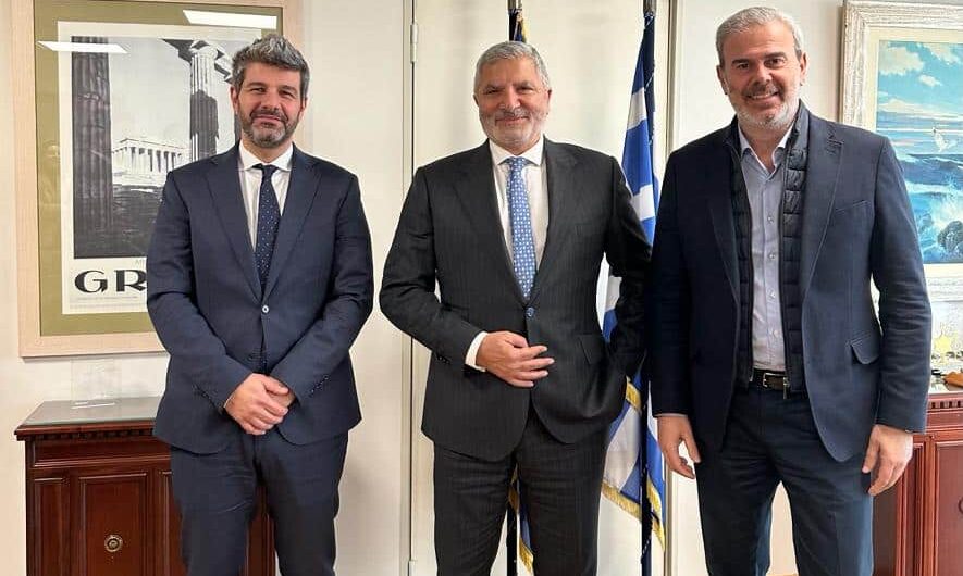 Σε πολύ καλό κλίμα πραγματοποιήθηκε η συνάντηση του Προέδρου της Ελιτούρ και ΙΣΑ κ. Γιώργου Πατούλη με τον Γενικό Γραμματέα του ΕΟΤ κ. Δημήτρη Φραγκάκη και τον Διευθύνοντα Σύμβουλο της Enterprise Greece κ. Μαρίνο Γιαννόπουλο, στα γραφεία του Ελληνικού Οργανισμού Τουρισμού.