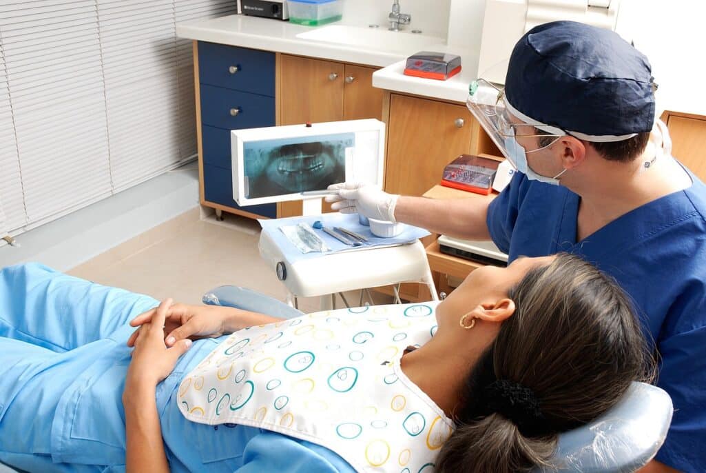 Ρομπότ που λειτουργούν με τεχνολογία τεχνητής νοημοσύνης «επιστρατεύει» το Εργαστήριο Οδοντικής Χειρουργικής της Οδοντιατρικής Σχολής του ΑΠΘ, στον κλάδο.