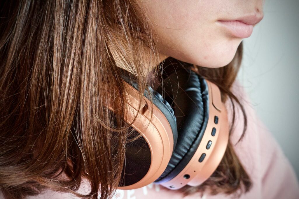 Σε εθνική δημοσκόπηση που διεξήχθη στις ΗΠΑ, δύο στους τρεις γονείς δήλωσαν ότι τα παιδιά τους ηλικίας δημοτικού ή γυμνασίου χρησιμοποιούν συσκευές ήχου, ενώ είναι όλο και πιο διαδεδομένο να φορούν ακουστικά.
