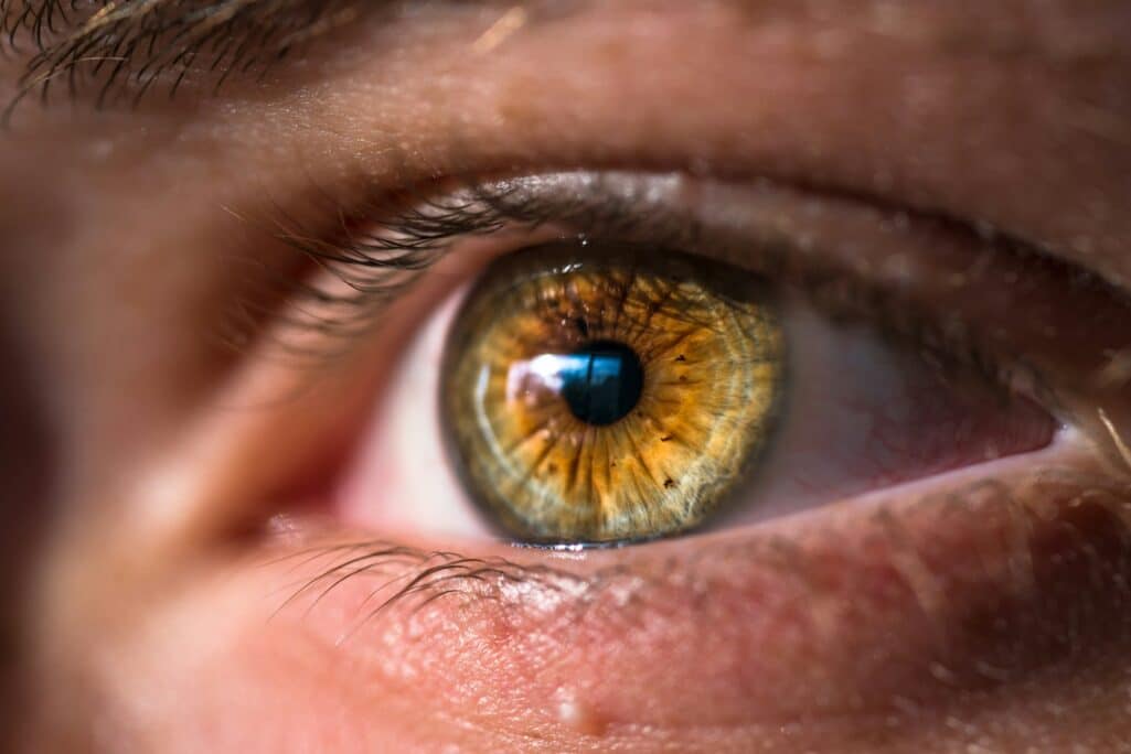 Αν αναρωτηθήκατε ποτέ τι συμβαίνει όταν τρίβετε τα μάτια σας, ένας οφθαλμίατρος έχει φροντίσει να σας λύσει την απορία.
