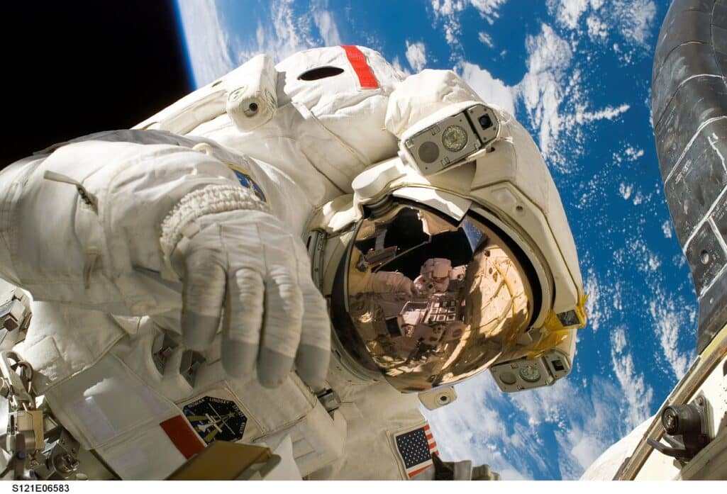 Η έρευνα στον αναπτυσσόμενο τομέα της διαστημικής ιατρικής έχει εντοπίσει πολλούς τρόπους με τους οποίους το περιβάλλον μικροβαρύτητας και άλλοι παράγοντες μπορούν να επηρεάσουν το ανθρώπινο σώμα κατά τη διάρκεια διαστημικών αποστολών.