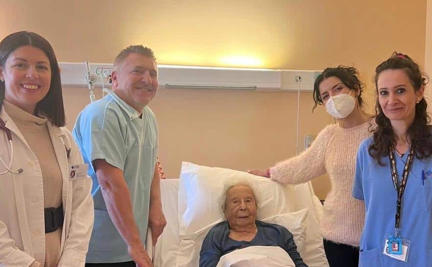 Έχοντας συμπληρώσει τα 100 χρόνια της, η κα Άννα Λαζαρίδου από την Κυψέλη καταγράφεται πλέον ως η γηραιότερη ασθενής στη χώρα μας -και μία από τις λιγοστές αιωνόβιες παγκοσμίως- που υποβλήθηκε σε καρδιολογική επέμβαση.