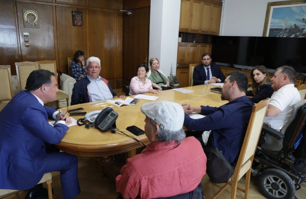 Ο Υπουργός Υγείας Άδωνις Γεωργιάδης συναντήθηκε, τη Δευτέρα 15 Απριλίου 2024, με αντιπροσωπεία του Πανελλήνιου Συλλόγου Παραπληγικών (ΠΑΣΠΑ), παρουσία της Γ.Γ. Υπηρεσιών Υγείας, Λίλιαν Βιλδιρίδη.