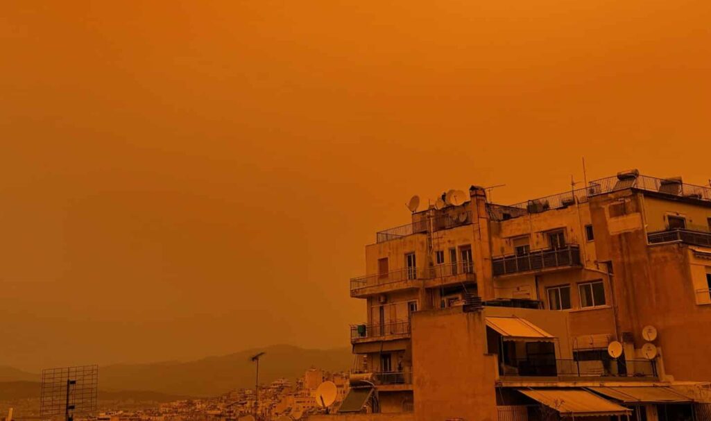 Η αφρικανική σκόνη σάρωσε χθες τη χώρα δημιουργώντας ένα αποπνικτικό και απόκοσμο σκηνικό σε πολλές περιοχές.
