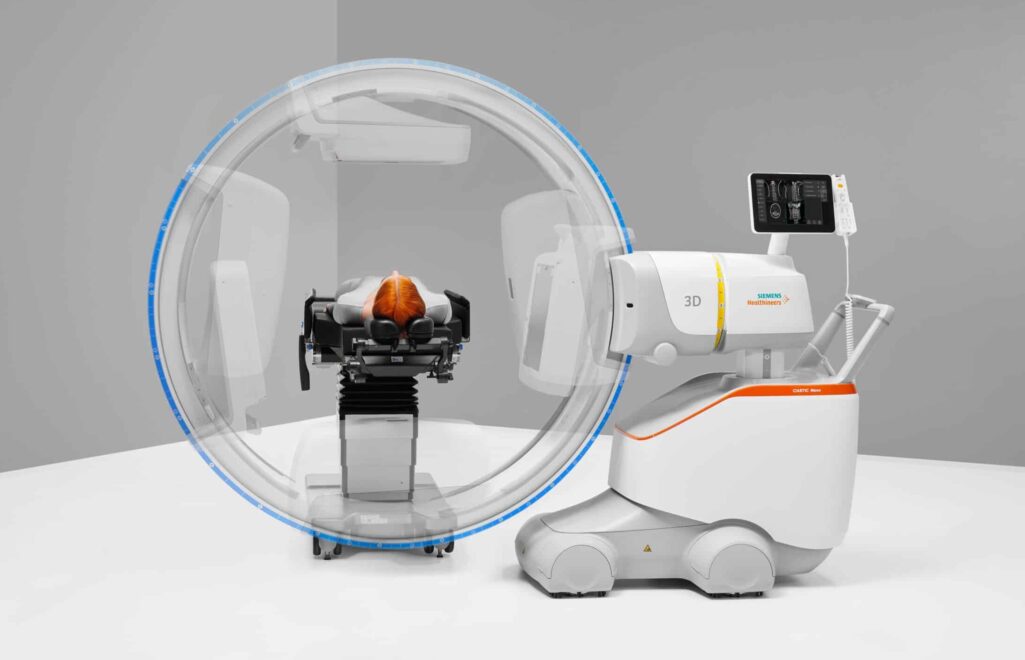 Η Siemens Healthineers ανέπτυξε ένα τηλεχειριζόμενο αυτοκινούμενο σύστημα βραχίονα C-arm για διεγχειρητική απεικόνιση στη Χειρουργική.