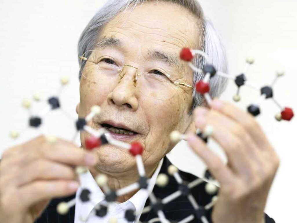 Ο Ιάπωνας βιοχημικός Ακίρα Έντο, ο οποίος ανακάλυψε τις στατίνες τις χημικές δραστικές ουσίες που περιέχονται σε νεότερης γενιάς φάρμακα