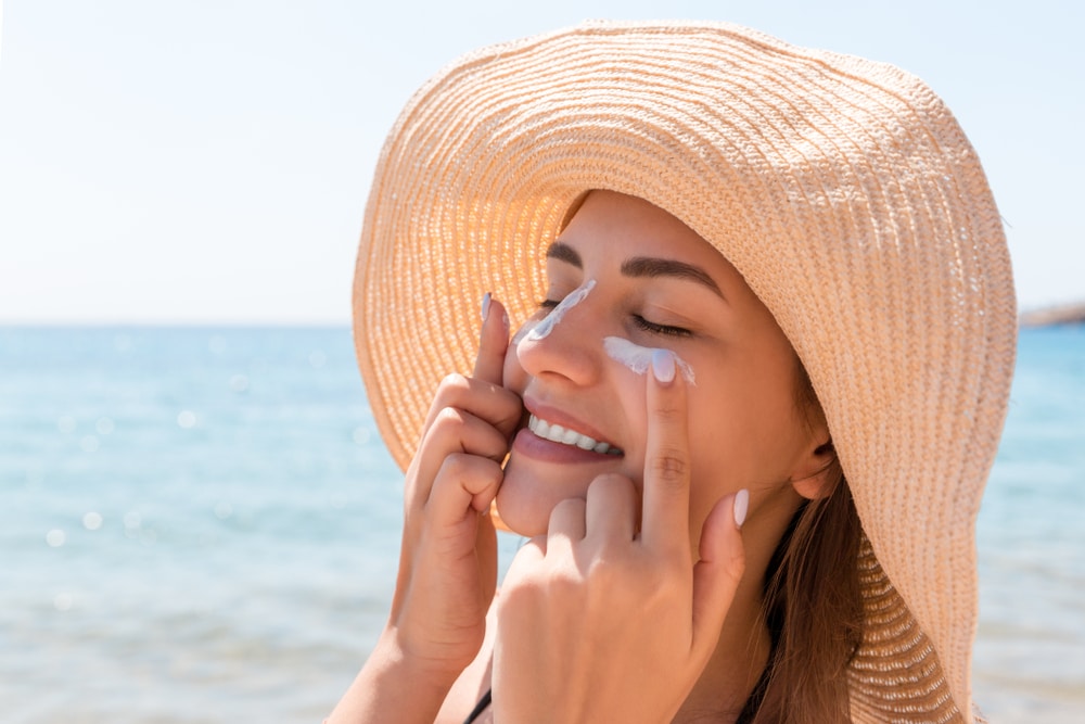 Την επόμενη φορά που θα βάλετε αντηλιακό ή υδατική με SPF στο πρόσωπό σας, θυμηθείτε να αλείψετε προσεκτικά τα βλέφαρά σας. Είναι πολύ ευαίσθητα στην υπεριώδη ακτινοβολία (UV) του ηλίου, αλλά μένουν συχνά απροστάτευτα εναντίον της.