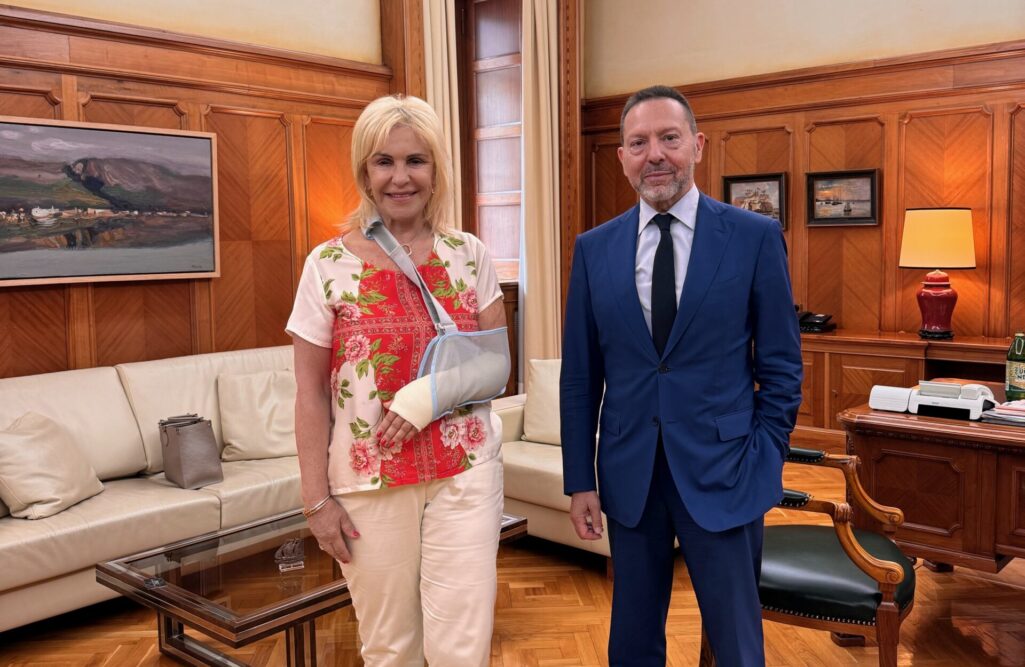Με τον Διοικητή της Τράπεζας της Ελλάδος κύριο Γιάννη Στουρνάρα, συναντήθηκε στο γραφείο του τη Δευτέρα 3 Ιουνίου 2024, η κυρία Ιουλία Τσέτη, Πρόεδρος και CEO του Ομίλου Φαρμακευτικών Επιχειρήσεων Τσέτη, Φαρμακοποιός MSc, Επίτιμη Δρ Φαρμακευτικής του ΕΚΠΑ και υποψήφια Πρόεδρος του Συνδέσμου Επιχειρήσεων Βιομηχανιών.
