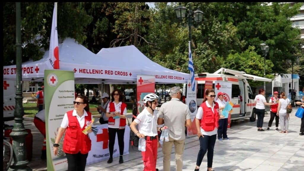 O Ελληνικός Ερυθρός Σταυρός, ενόψει των υψηλών θερμοκρασιών, θα πραγματοποιήσει εκτάκτως, σήμερα Τρίτη 16 Ιουλίου, στην Πλατεία Συντάγματος, δράση για την πρόληψη και έγκαιρη ενημέρωση