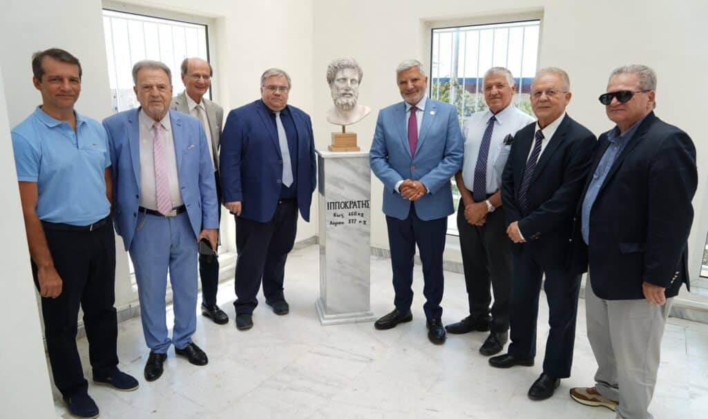Μέσα σε θερμό κλίμα πραγματοποιήθηκε η αποκάλυψη της Προτομής του Ιπποκράτη από τον Πρόεδρο του Παγκόσμιου Ιπποκράτειου Ινστιτούτου Ιατρών (GDHI), κ. Γιώργο Πατούλη σε συνεργασία με τον πρόεδρο του Τμήματος Ιατρικής του Δημοκρίτειου Πανεπιστημίου Θράκης, κ. Κωνσταντίνο Βαδικόλια
