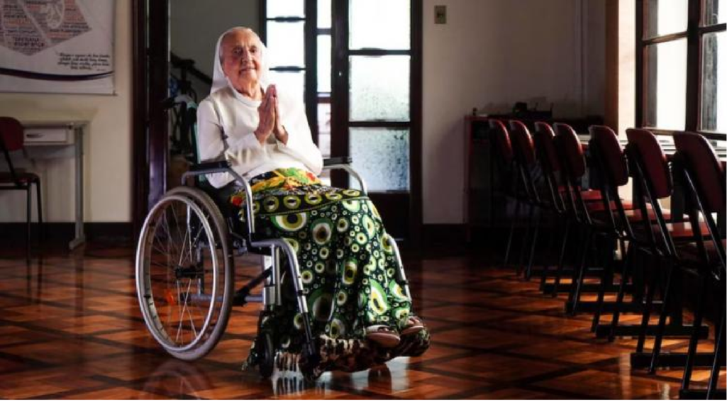 Ο γηραιότερος άνθρωπος στην υφήλιο, η βραζιλιάνα καλόγρια Ινά Καναμπάχο Λούκας, απεβίωσε χθες Τετάρτη σε ηλικία 116 ετών, έκανε γνωστό η κοινότητα μοναστηριών θηρεσιανών αδελφών, στις τάξεις της οποίας ανήκε και ζούσε, στην πόλη Πόρτο Αλέγκρε.