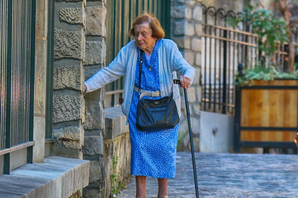 Το αν και πώς θα γεράσει κανείς εξαρτάται και από εμάς τους ίδιους προσωπικά καθώς η αυτοφροντίδα παίζει σπουδαίο ρόλο, η περιποίηση, το ενδιαφέρον για την εικόνα μας και φυσικά η στάση αλλά και η άποψή μας για τη ζωή. Εξού και άλλοι γερνούν ενώ άλλοι όχι.