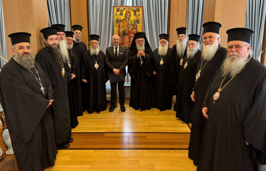 Ο Υφυπουργός Υγείας, αρμόδιος για θέματα Ψυχικής Υγείας και Εξαρτήσεων, Δημήτρης Βαρτζόπουλος, πραγματοποίησε επίσημη συνάντηση με τον Μακαριώτατο Αρχιεπίσκοπο Αθηνών και πάσης Ελλάδος κ. κ. Ιερώνυμο Β’ και με τα μέλη της Ιεράς Συνόδου της Εκκλησίας της Ελλάδος, με τη συμμετοχή και του Διευθυντή του Γραφείου της Αντιπροσωπείας της Εκκλησίας της Ελλάδος στην ΕΕ Επισκόπου Τανάγρας κ. Απόστολου.
